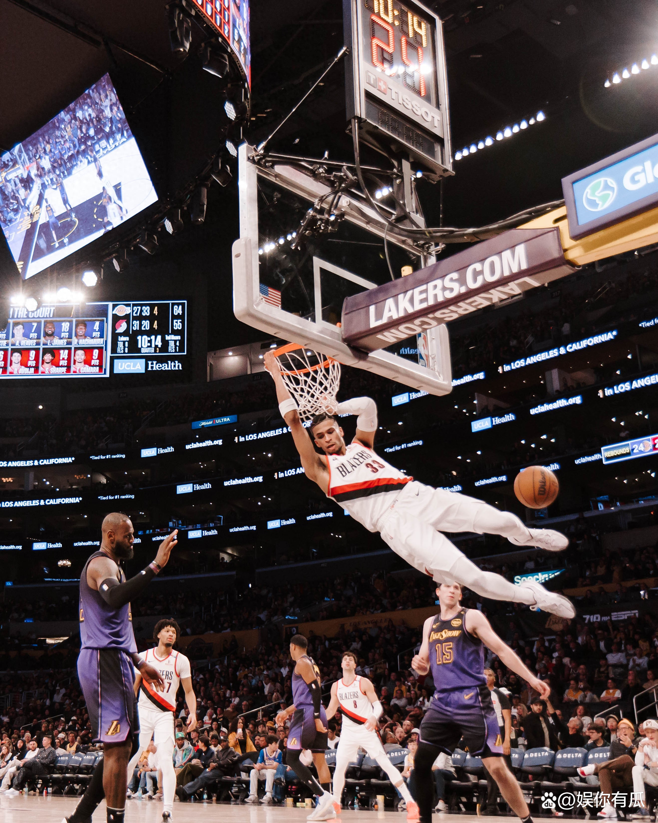 詹姆斯险胜约基奇，刷新队史纪录关键表现点燃全场！