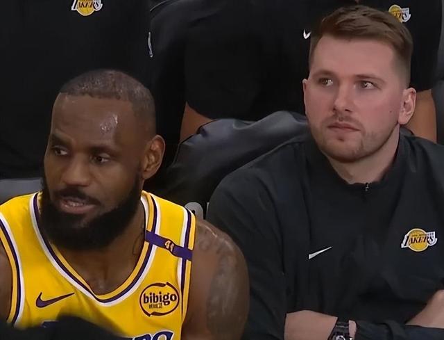 火箭狂砍勇士分,东契奇迎来新赛季高光! 火箭狂砍勇士分,东契奇迎来新赛季高光!