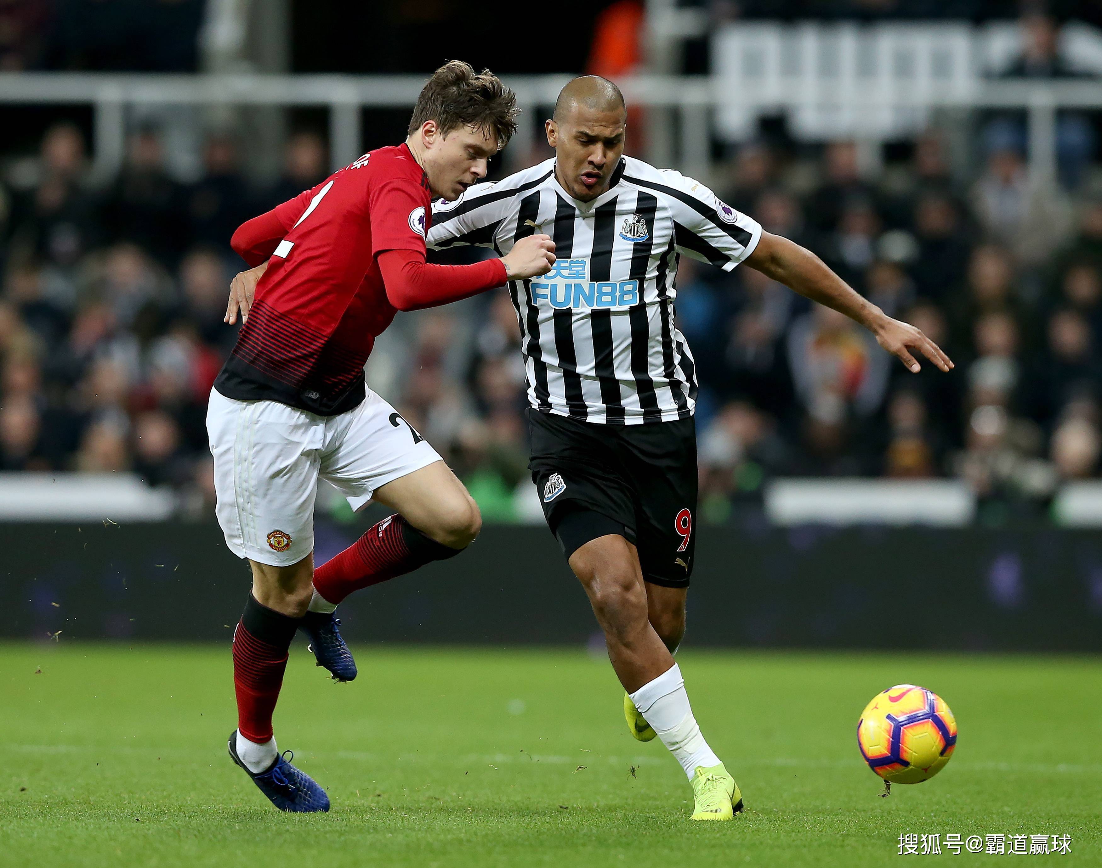  世界杯四强战爆出冷门！曼联横扫马德里竞技，争冠形势突变